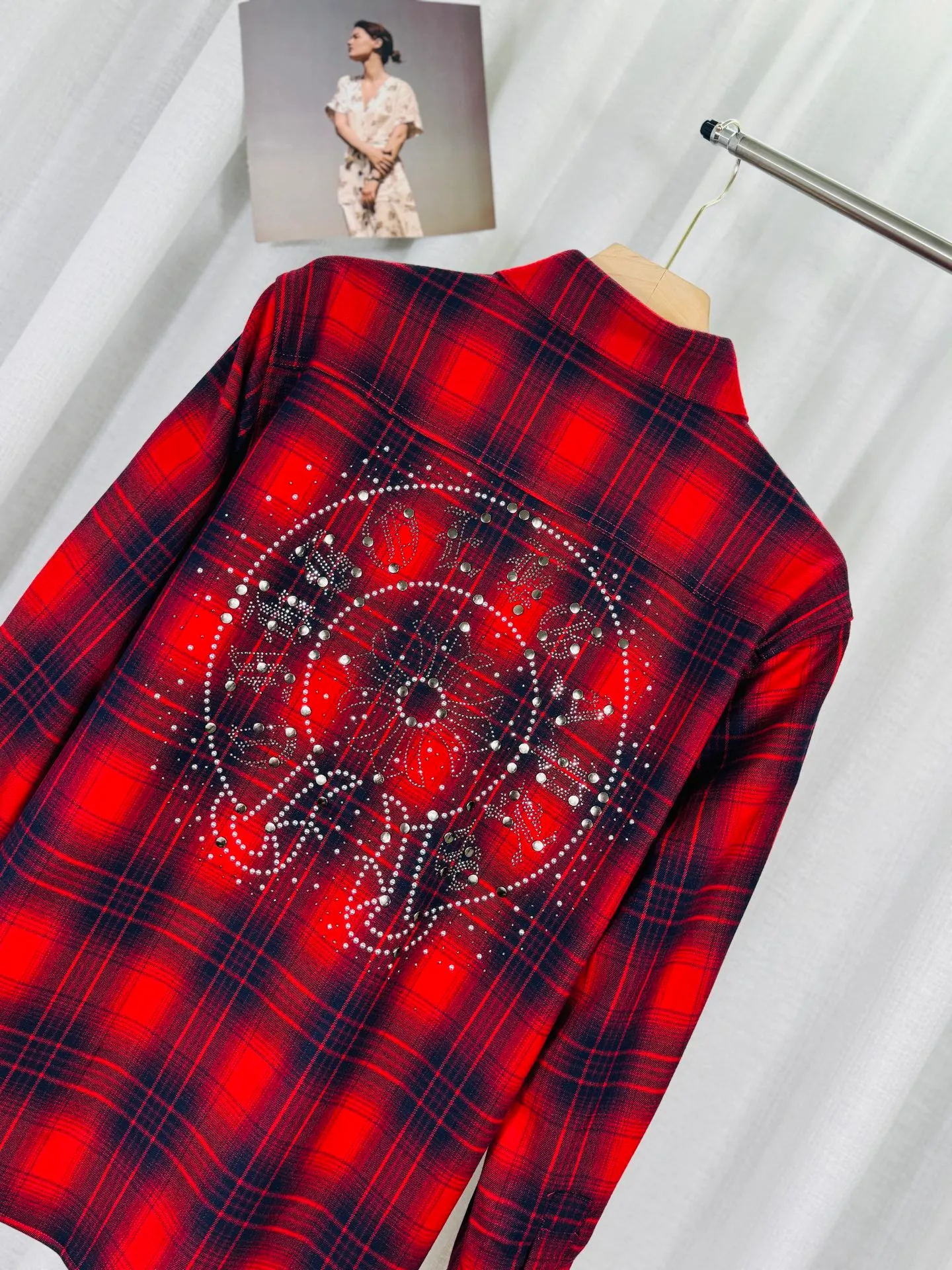P250 top version, real shot without P, ​​different from market currency) 𝗖𝗵𝗿𝗼𝗺𝗲 𝗛𝗲𝗮𝗿𝘁𝘀/Cro Heart 2025 Diamond Plaid Shirt Accessories: Original model-opening collar label ➕100% silk wash water label. Genuine purchase-grade original hangtag➕matching hanging rope➕3D hanging beads➕original packaging bag. Craftsmanship: The original version has consistent wiring! The highest version of the armhole matching technique! Color: Red Black Size: S M L XL Style No.: 8002